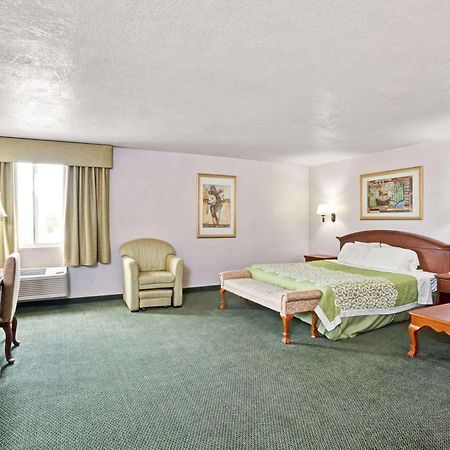 Days Inn & Suites By Wyndham Fullerton Exteriör bild