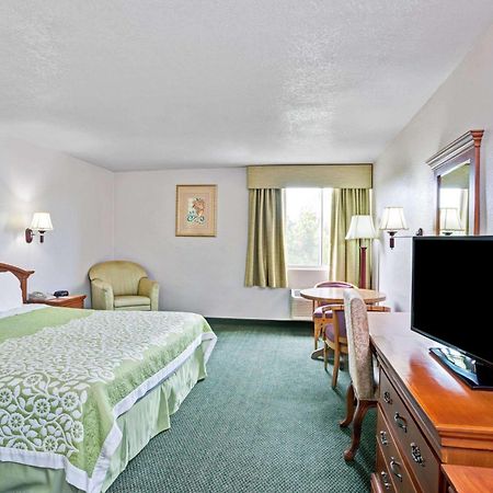 Days Inn & Suites By Wyndham Fullerton Exteriör bild