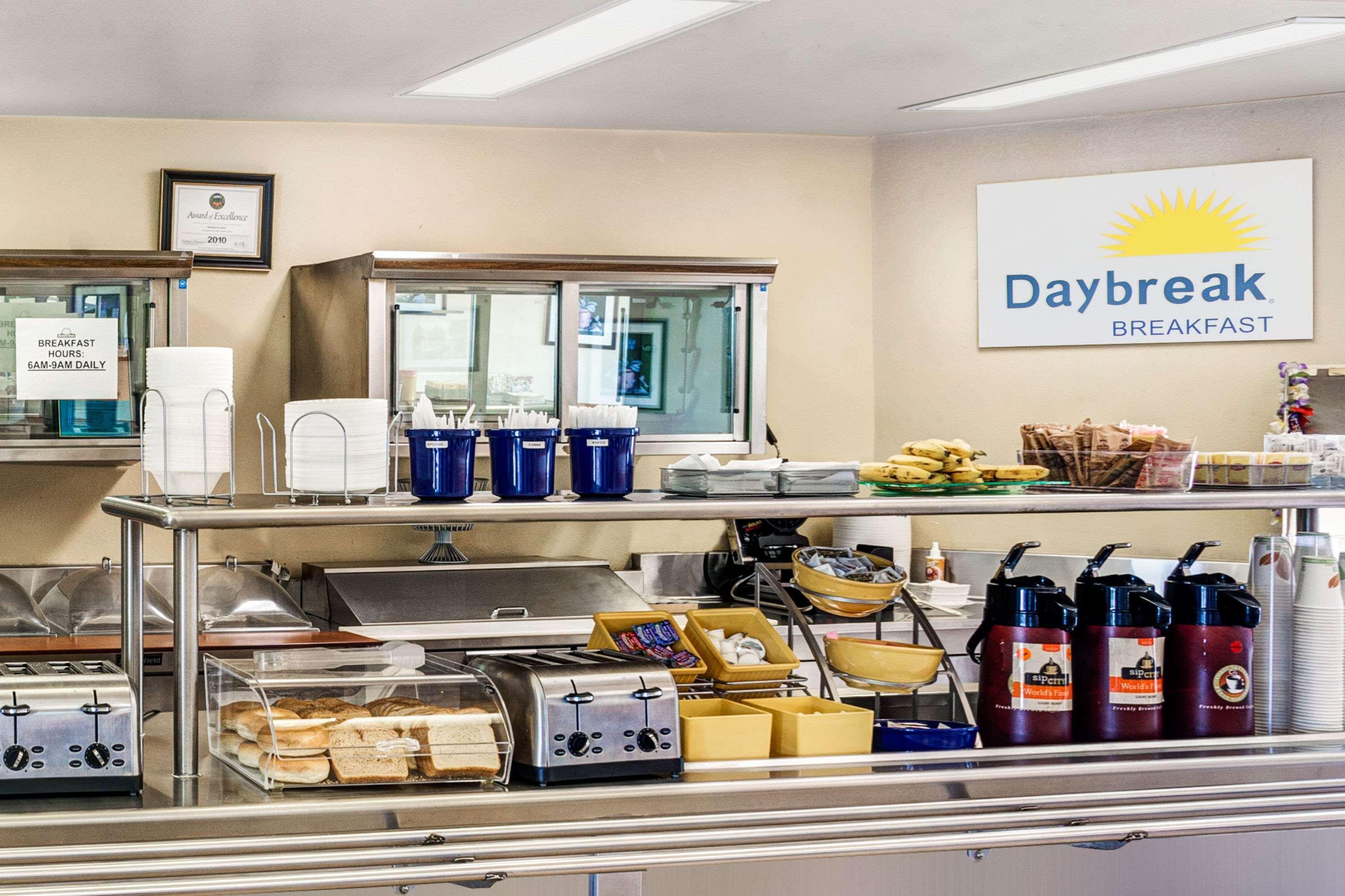 Days Inn & Suites By Wyndham Fullerton Exteriör bild