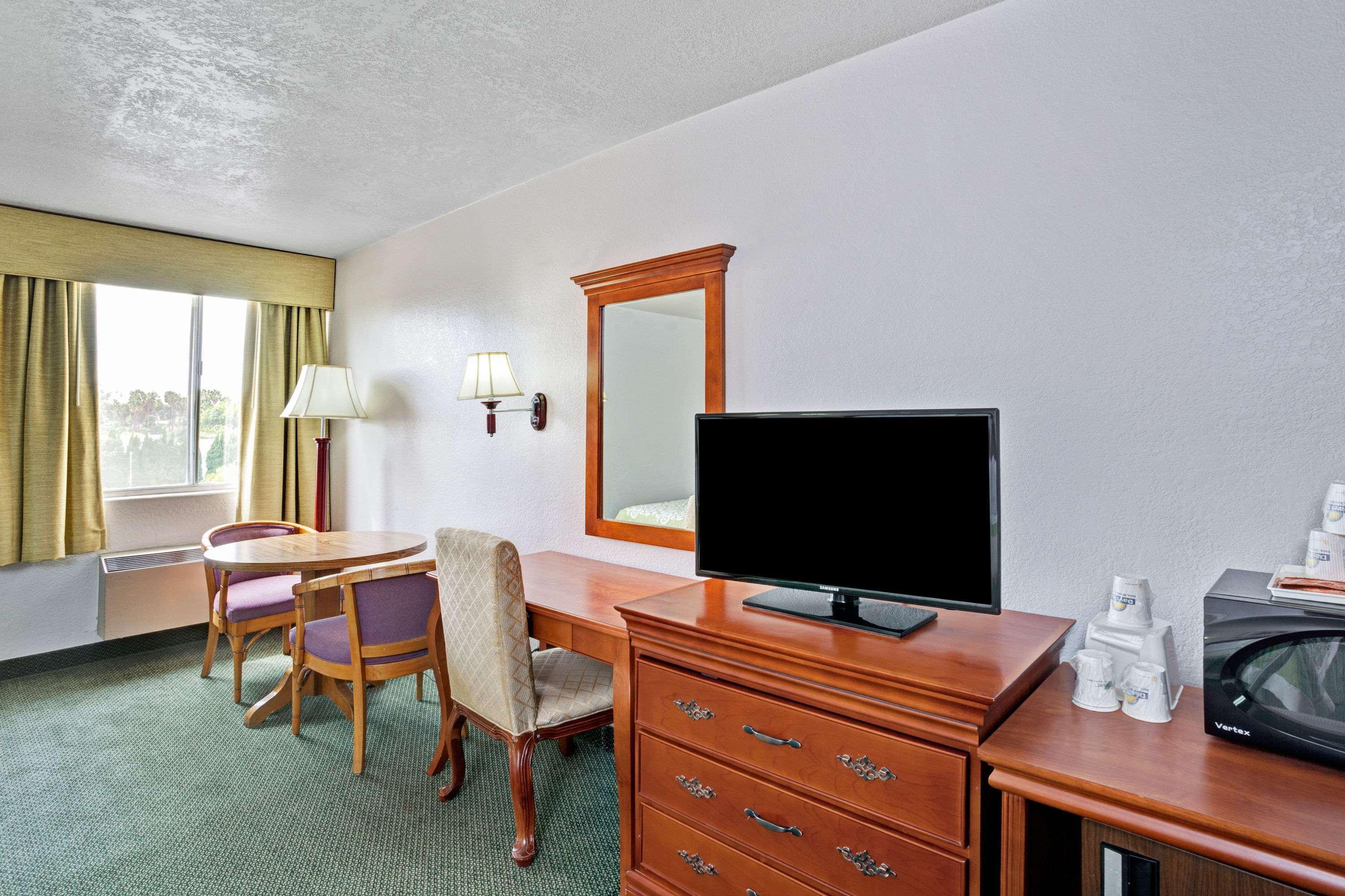 Days Inn & Suites By Wyndham Fullerton Exteriör bild