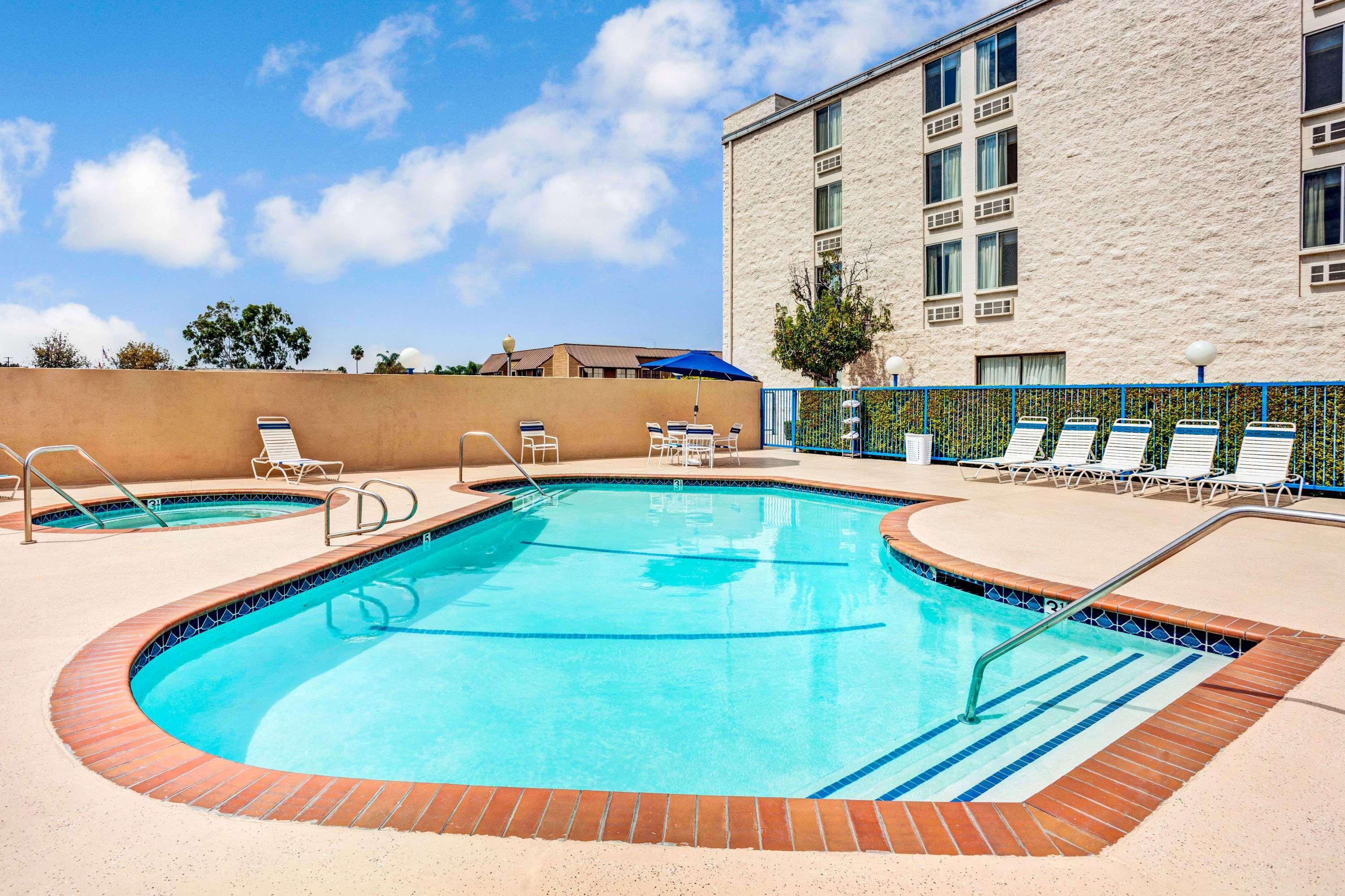 Days Inn & Suites By Wyndham Fullerton Exteriör bild