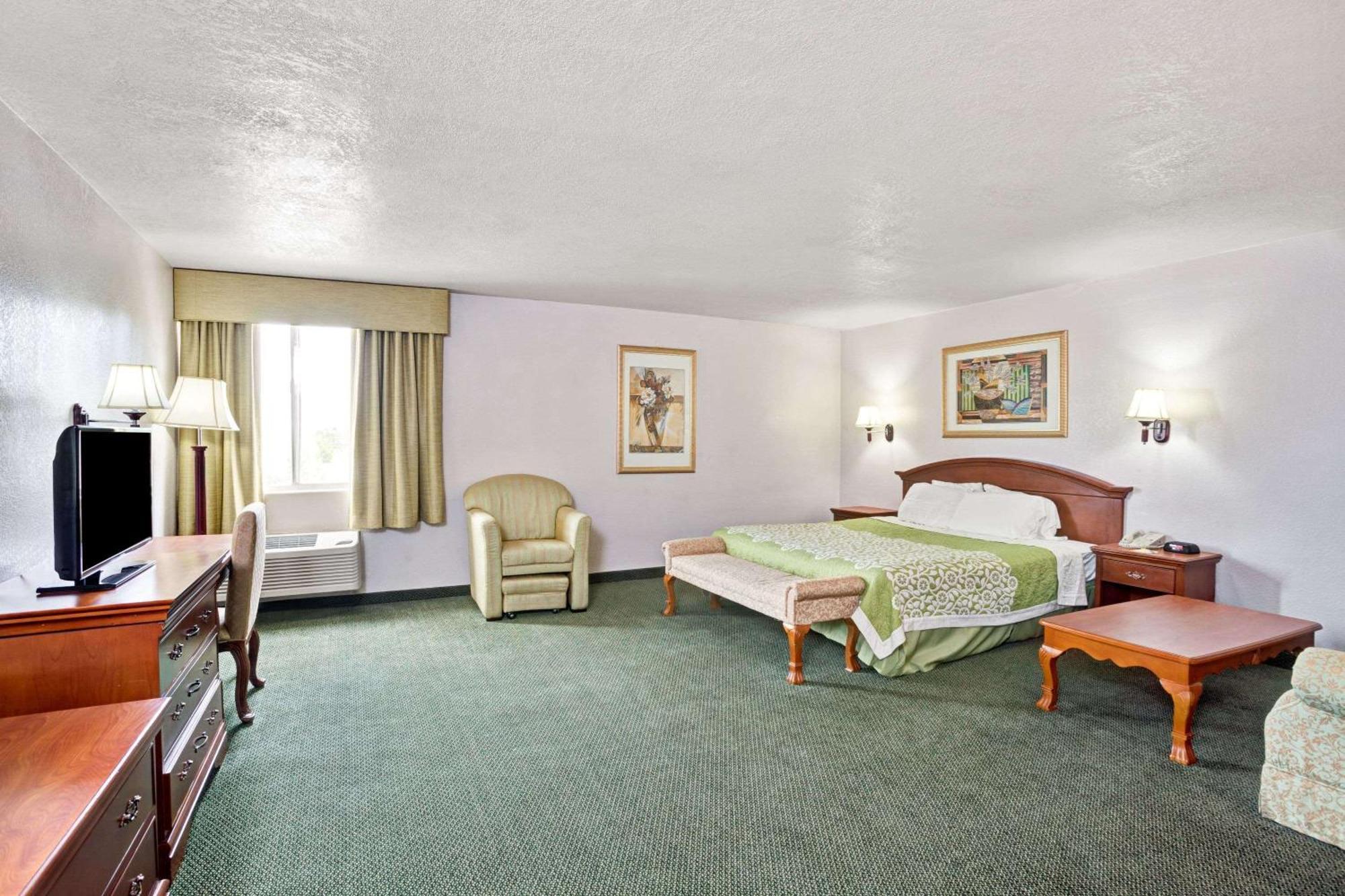Days Inn & Suites By Wyndham Fullerton Exteriör bild