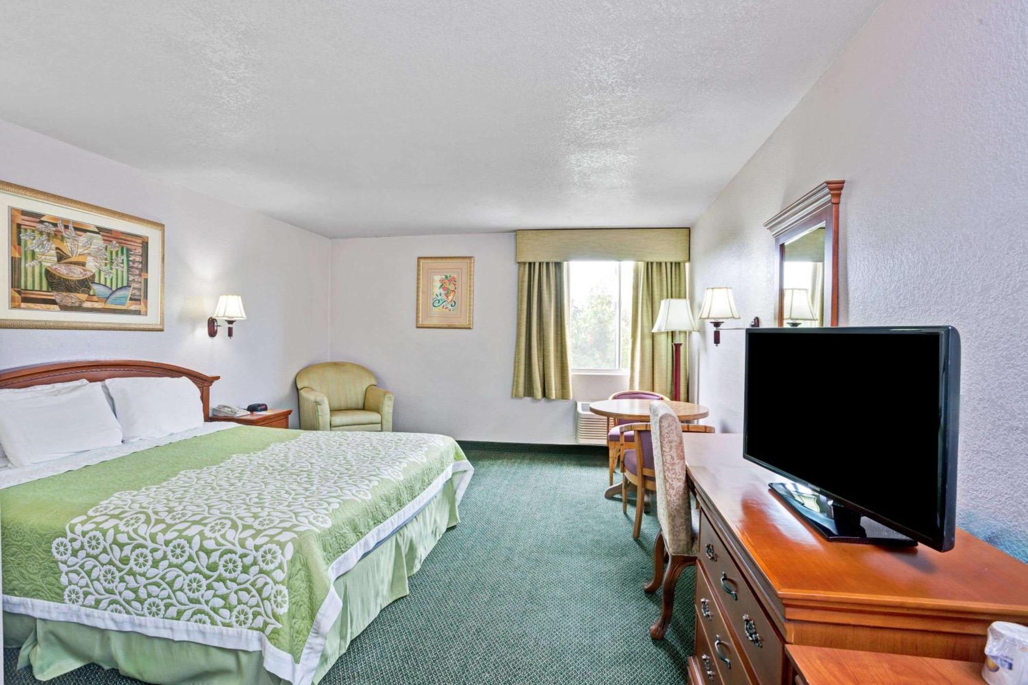Days Inn & Suites By Wyndham Fullerton Exteriör bild