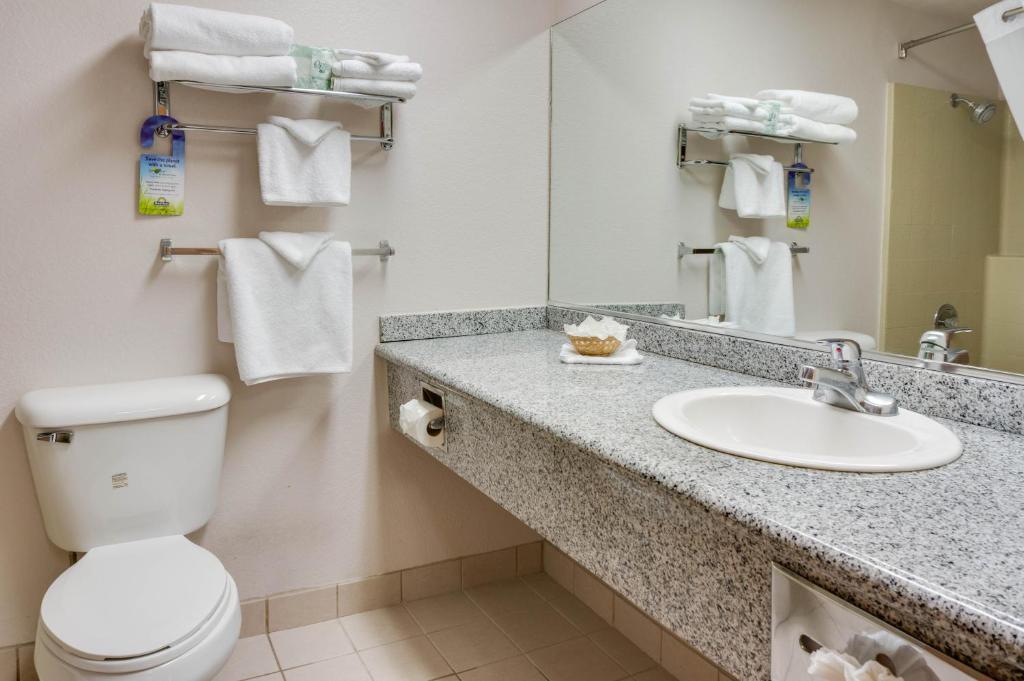 Days Inn & Suites By Wyndham Fullerton Rum bild