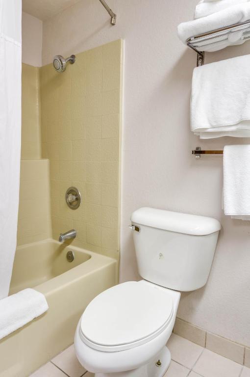 Days Inn & Suites By Wyndham Fullerton Rum bild