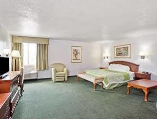 Days Inn & Suites By Wyndham Fullerton Exteriör bild