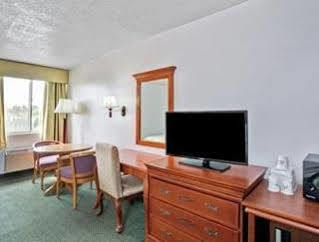 Days Inn & Suites By Wyndham Fullerton Exteriör bild